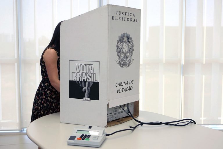 Bolsonaro veta projeto que permitia união de partidos políticos em federações