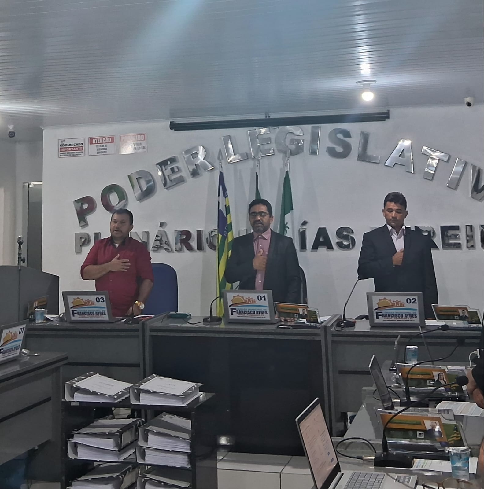 Fotos da Sessão Ordinária 410ª revelam debate intenso e participação ativa dos parlamentares em Francisco Ayres