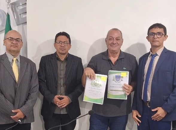 Câmara Municipal de Francisco Ayres realiza entrega da Lei Orgânica e do Regimento Interno durante a Sessão Ordinária nº 467